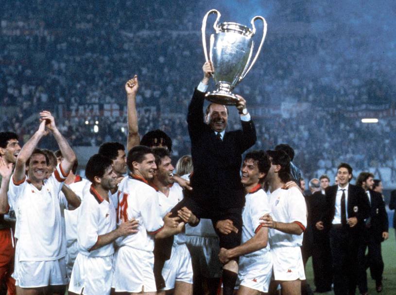 Silvio Berlusconi solleva la Coppa al Prater. E’ il quarto trofeo della massima rassegna continentale vinto dai rossoneri (Omega).